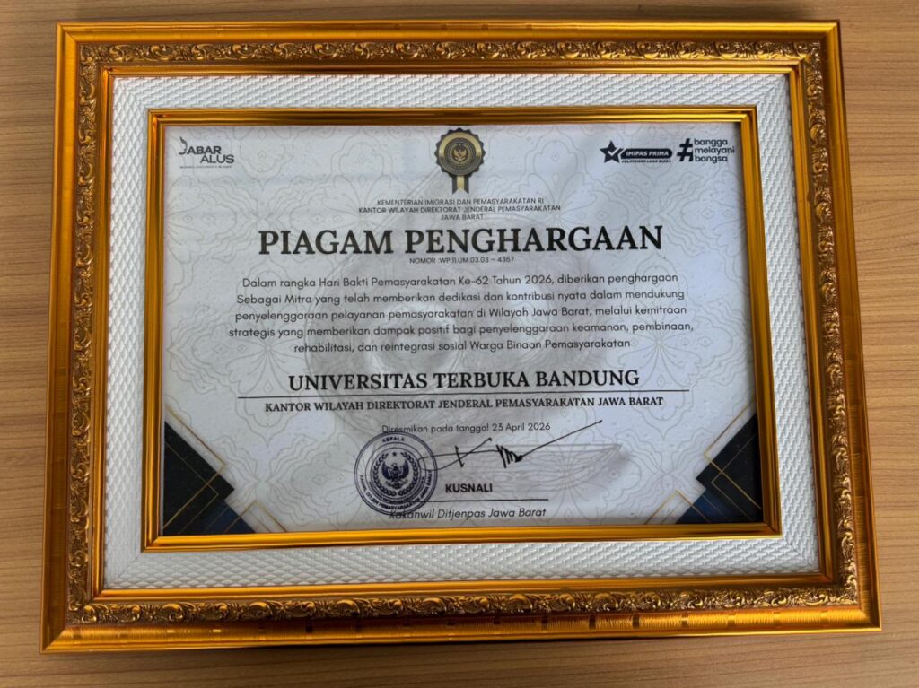 Sertifikat penghargaan UT Bandung dari Ditjenpas