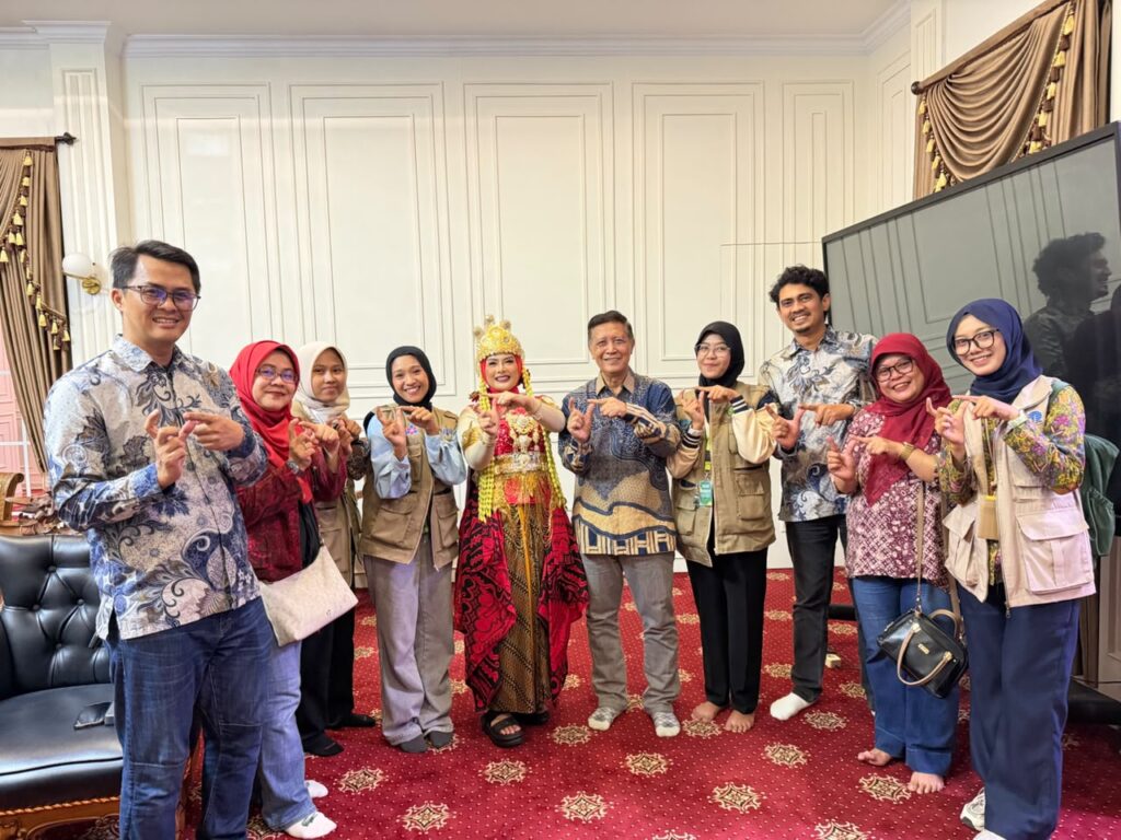 Jajaran Pimpinan UT Bandung Menghadiri Penutupan KKN BKS PTN Barat KKN Internasional 2026