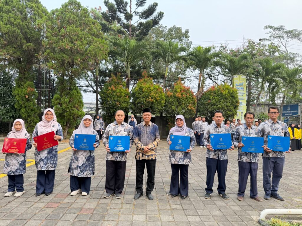 Penyerahan Tanda Kehormatan Satyalancana Karya Satya kepada Pegawai UT Bandung