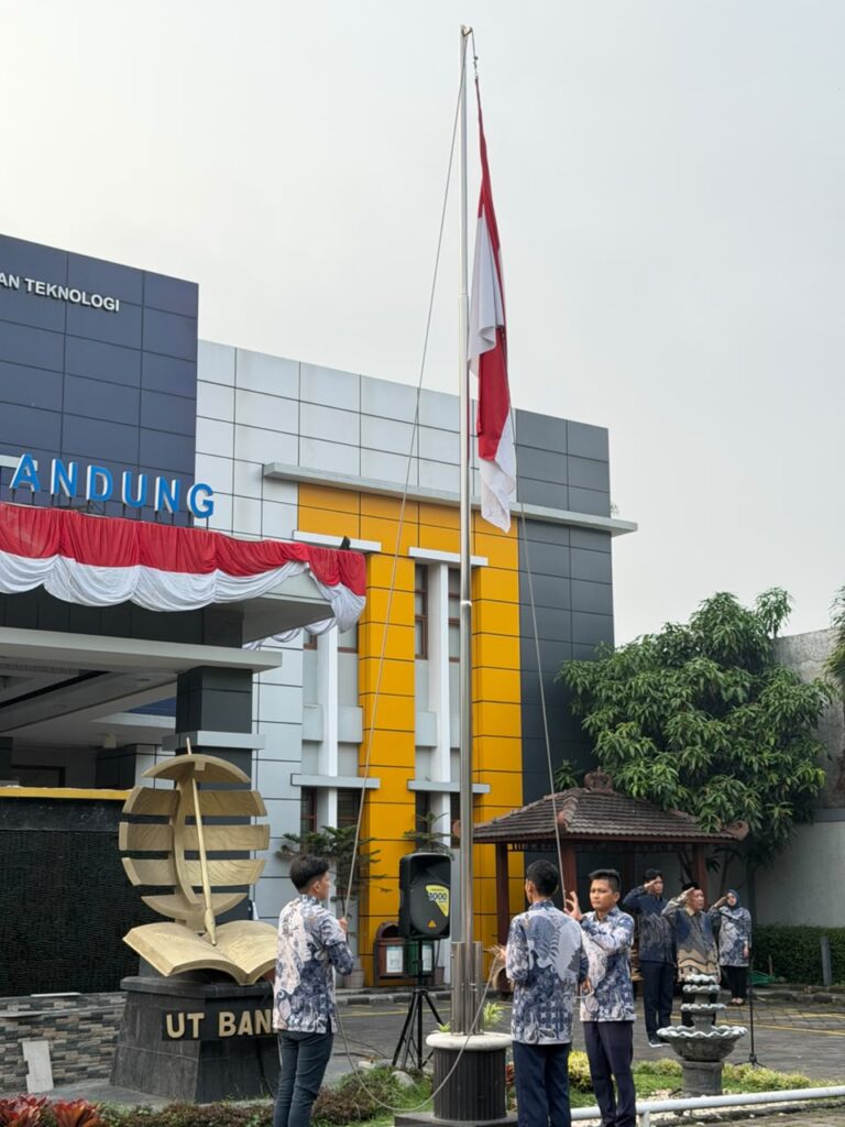 Pengibaran Bendera Merah Putih Upacara HUT RI ke-81 UT Bandung