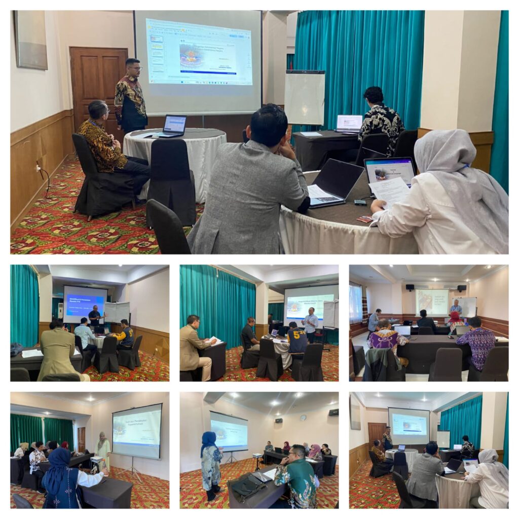 Praktik Microteaching Peserta Pelatihan Tutor UT Bandung Bersama Instruktur