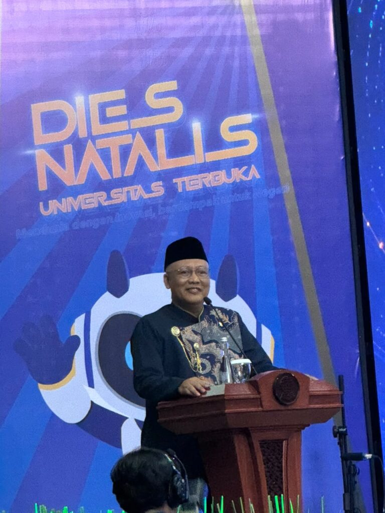 Rektor Universitas Terbuka, Prof. Dr. Ali Muktiyanto, S.E., M.Si. dalam sambutan acara puncak Dies Natalis ke-42 Universitas Terbuka