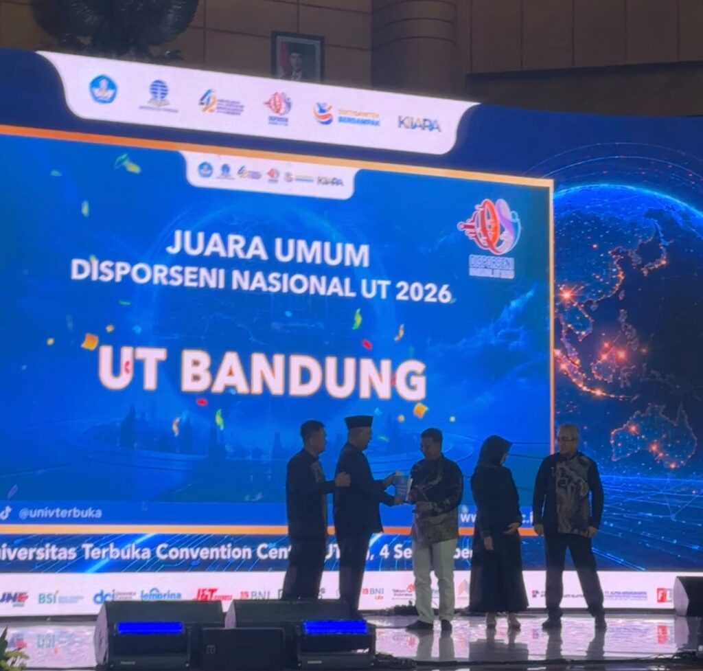 Penyerahan penghargaan Juara Umum DISPORSENI Nasional UT 2026 UT Bandung