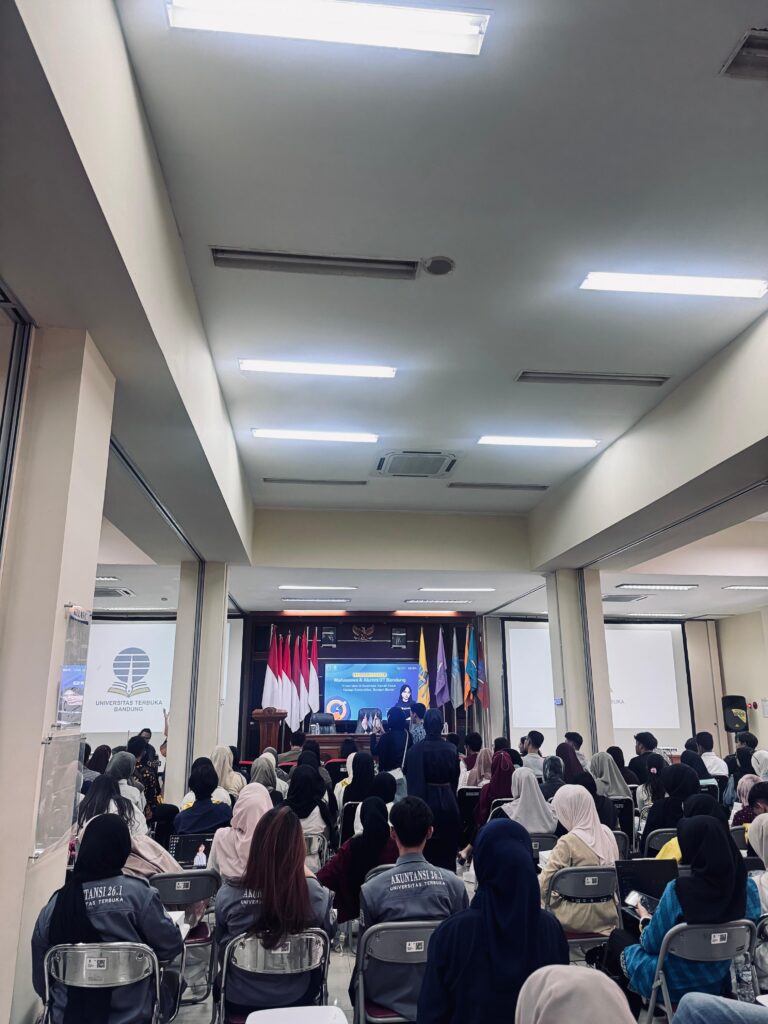 Mahasiswa dan alumni UT Bandung mengikuti pelatihan karier secara luring di Kantor UT Bandung