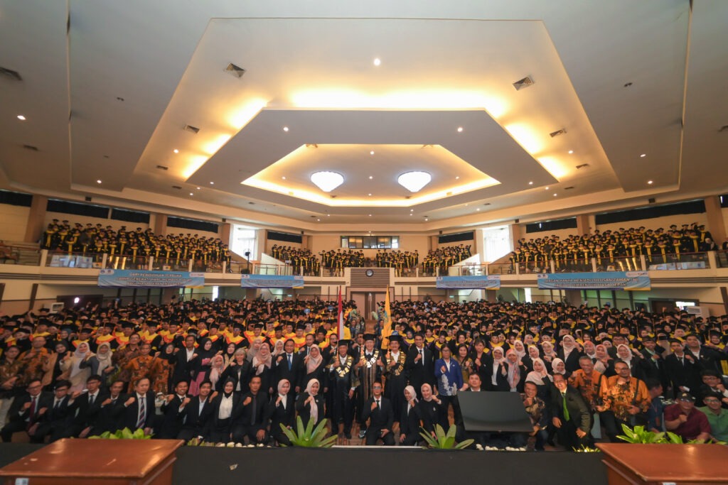 Foto bersama wisudawan pada Wisuda UT Bandung 15 Oktober 2026