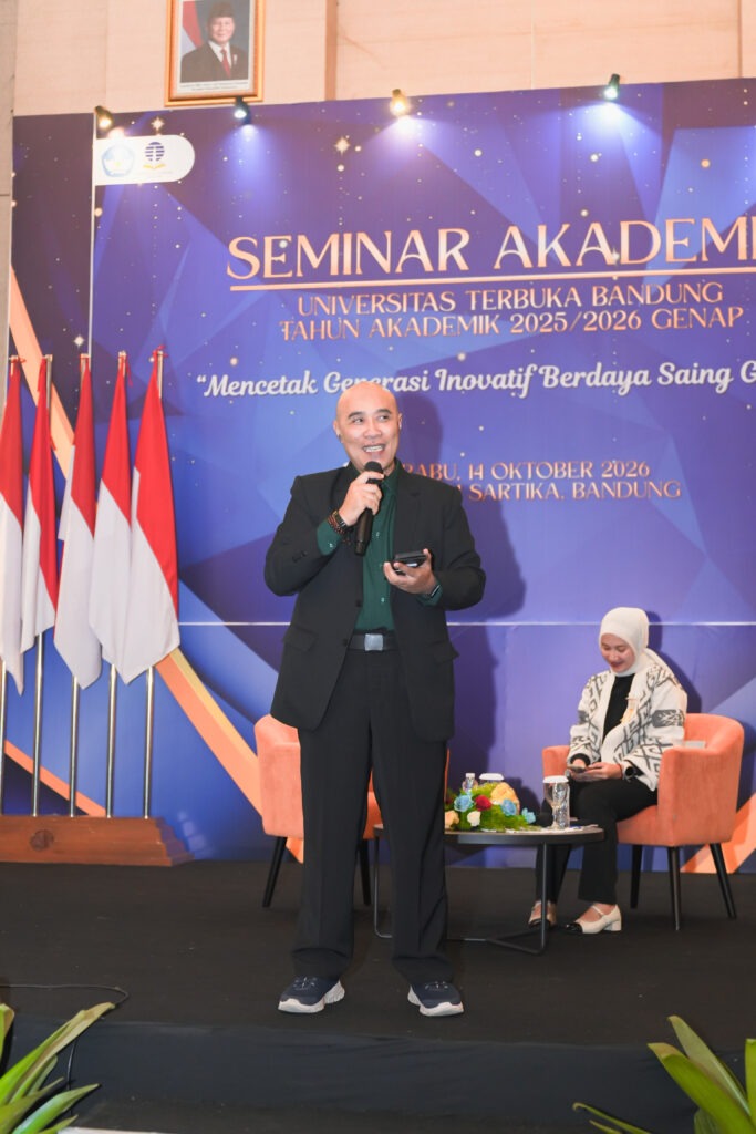 Dr. R. Ahmad Buchori, S.IP., M.Si., sebagai pembicara pada seminar akademik UT Bandung