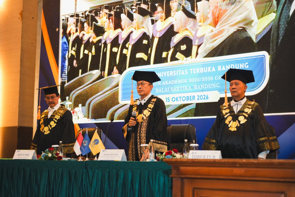 Dr. Hendrian, S.E., M.Si., membuka rangkaian wisuda UT Bandung 2026